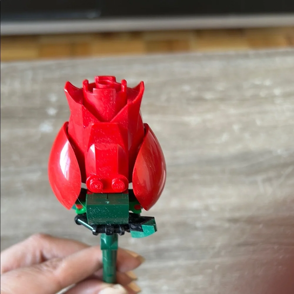 LEGO Red Rose with Green Stem - Picture 3 of 4